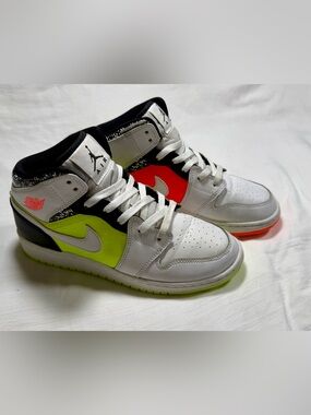 🔥 Air Jordan 1 Mid Kids Sneakers – Youth Size 6.5 🔥